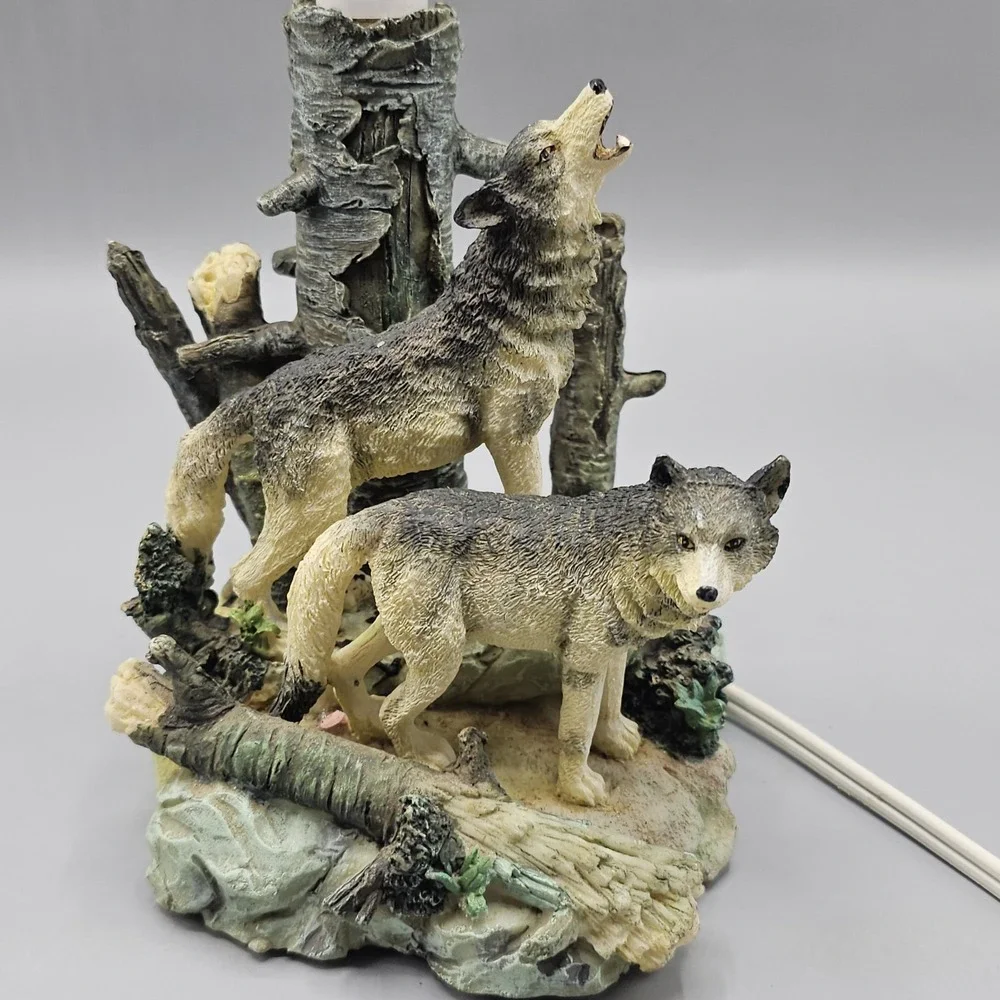 Vintage North American Denizen of Twilight Wolf Table Lamp Mancave Cabin Y2K